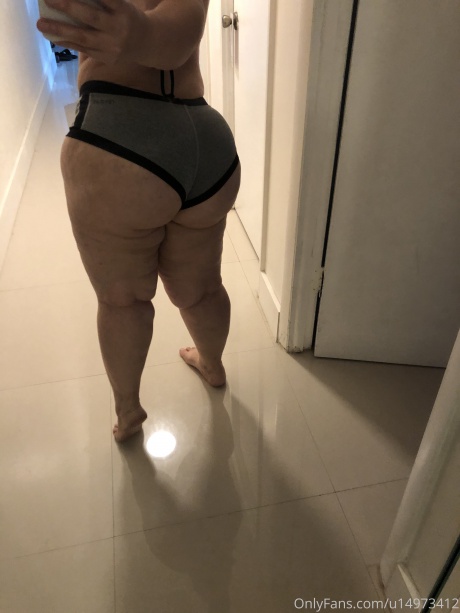 Big Butt Amateur with Cellulite Thighs