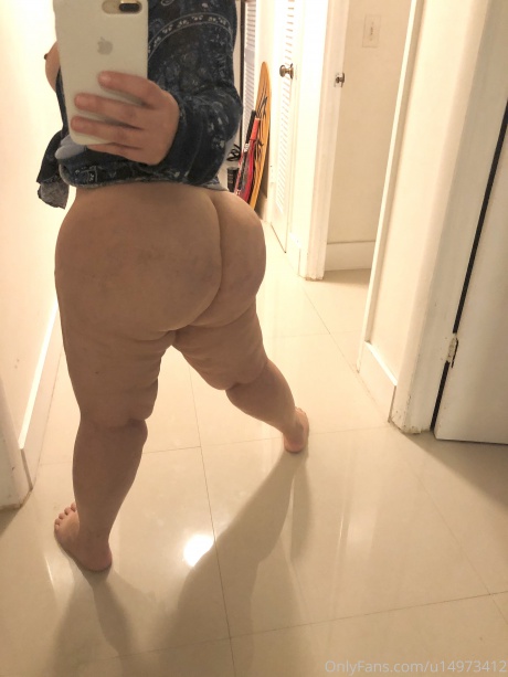 Cellulite Big Booty Selfie