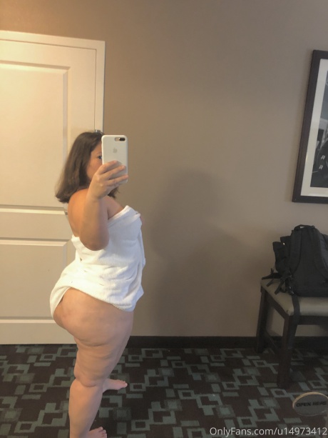 Chubby PAWG with a Cellulite Bubble Butt