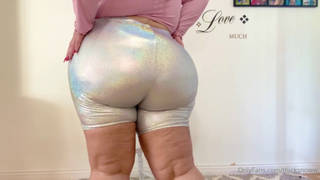 Thicksnoww Juicy Tattooed PAWG Ass Shaking